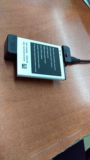 מטען אוניברסלי קטן וחזק לא תופס מקום מטעינים אותו